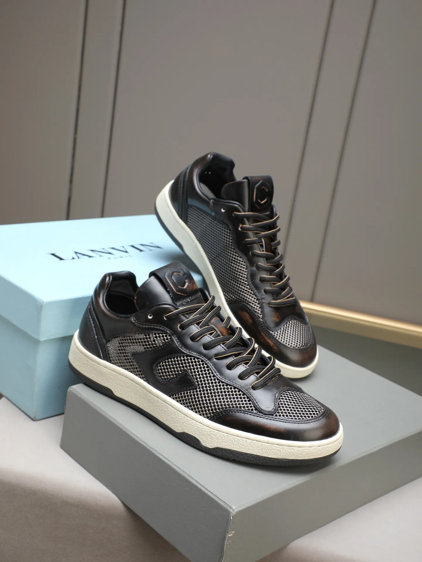 Men's shoes 💰640 [LANVIN] The latest fashionable item! High quality CLAY series‼ ️ The latest trendy products of the season 🌈Many bloggers have planted grass and purchased the original open-mold customization. The upper and outsole are sewn with mark threads without edge sealing. Multiple material splicing combination design. Very versatile for fashionable and casual wear. Comfortable on the feet. Self-recommended. Upper cowhide + cow suede + breathable mesh lining. Foot-padding cowhide. Exclusive original open-mold clear logo rubber outsole ⚠️38-44 (customized for 45)